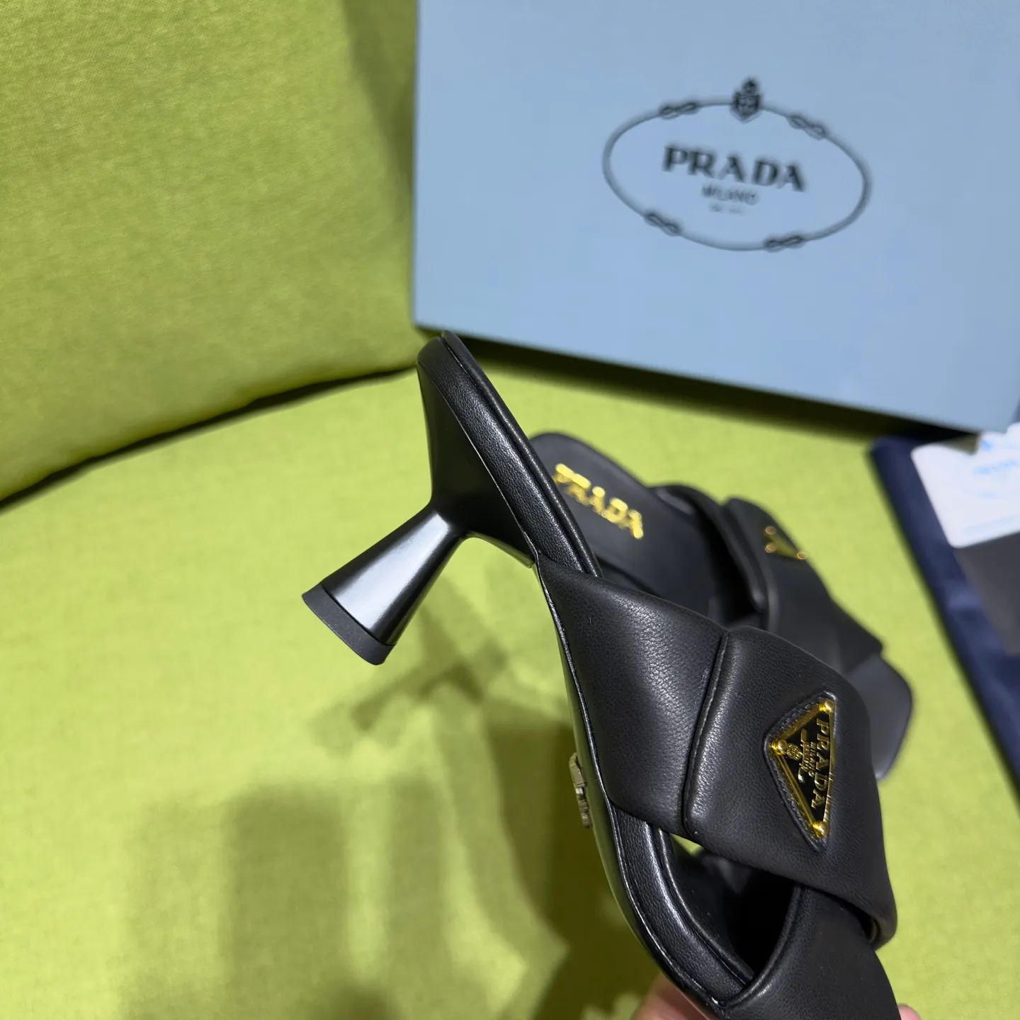 👟👟Ex-factory price 540👟👟 Prada 25ss new style for early spring🔥🔥✨ 🌟 Recommended by major bloggers in Xiaohongshu, developed 1-1 to highlight classic charm. Open molded outsole. Imported mixed breed sheep lining. This sandal embodies a modern design with Nappa leather, a soft-touch padding that accentuates the silhouette. Decorated with an enameled triangle metal logo for added recognition. Enamel-coated metal triangle logo Leather sole decorated with metal letter logo Lacquered heel, height 65 mm Size: 35 to 42 (40-42 customized, non-refundable)